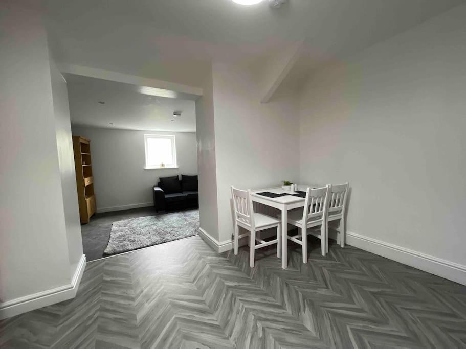 Modern 2 Bedroom Flat In Town Centre Aberystwyth Dış mekan fotoğraf